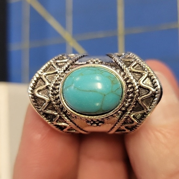 Felt's Fun Finds Jewelry - Turquoise Stone Silver Tone Ring 1"